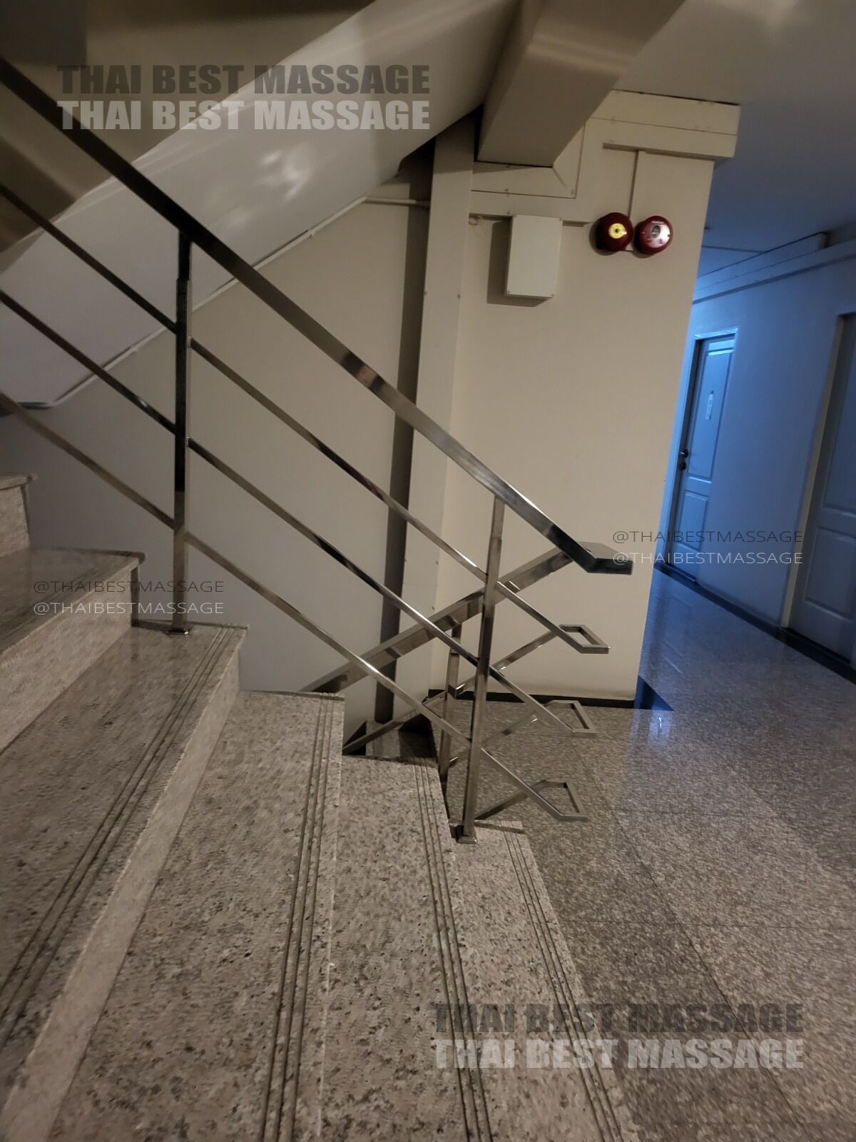 モバイルマッサージサービスのためにきれいに並べられたアロマオイルとプロの道具