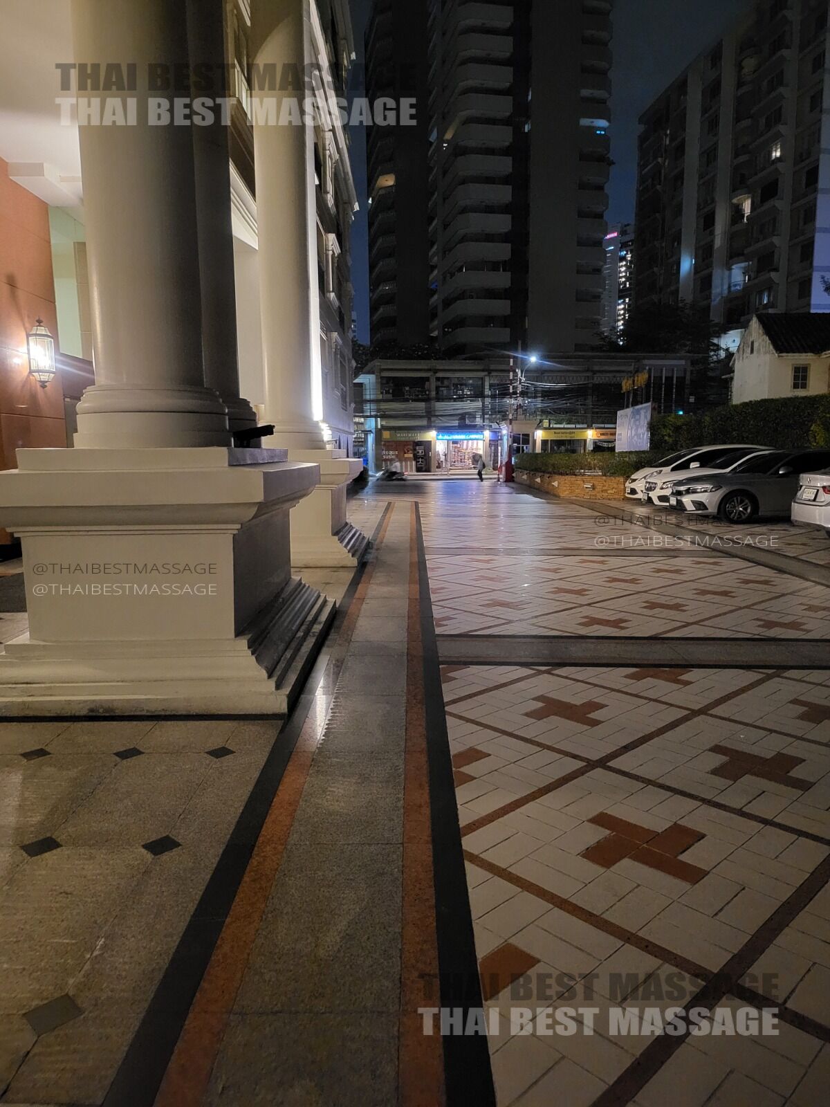 背中と肩に焦点を当ててオイルマッサージを提供するセラピスト。