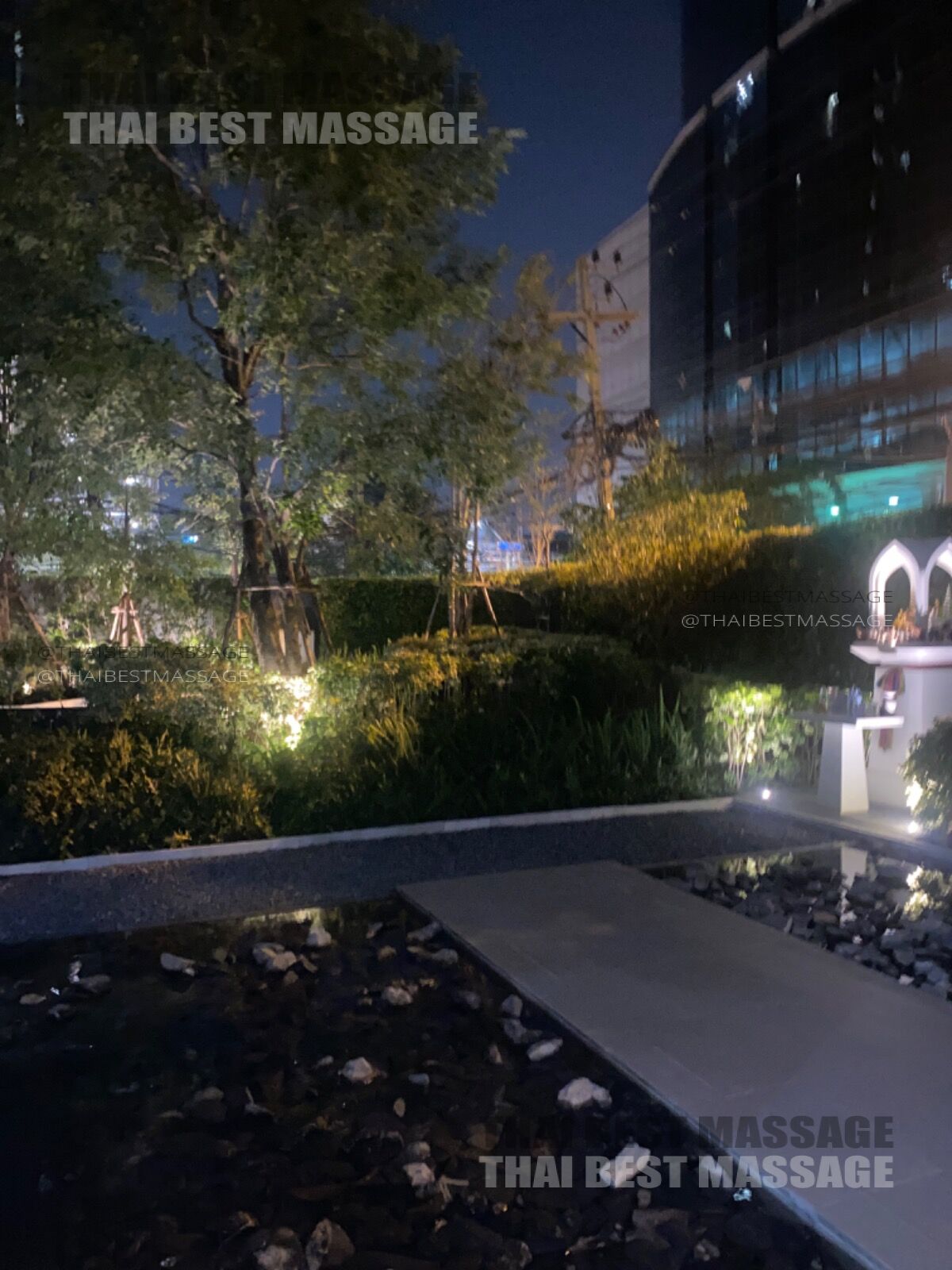 按摩師在兩小時外派按摩療程中塗抹精油。