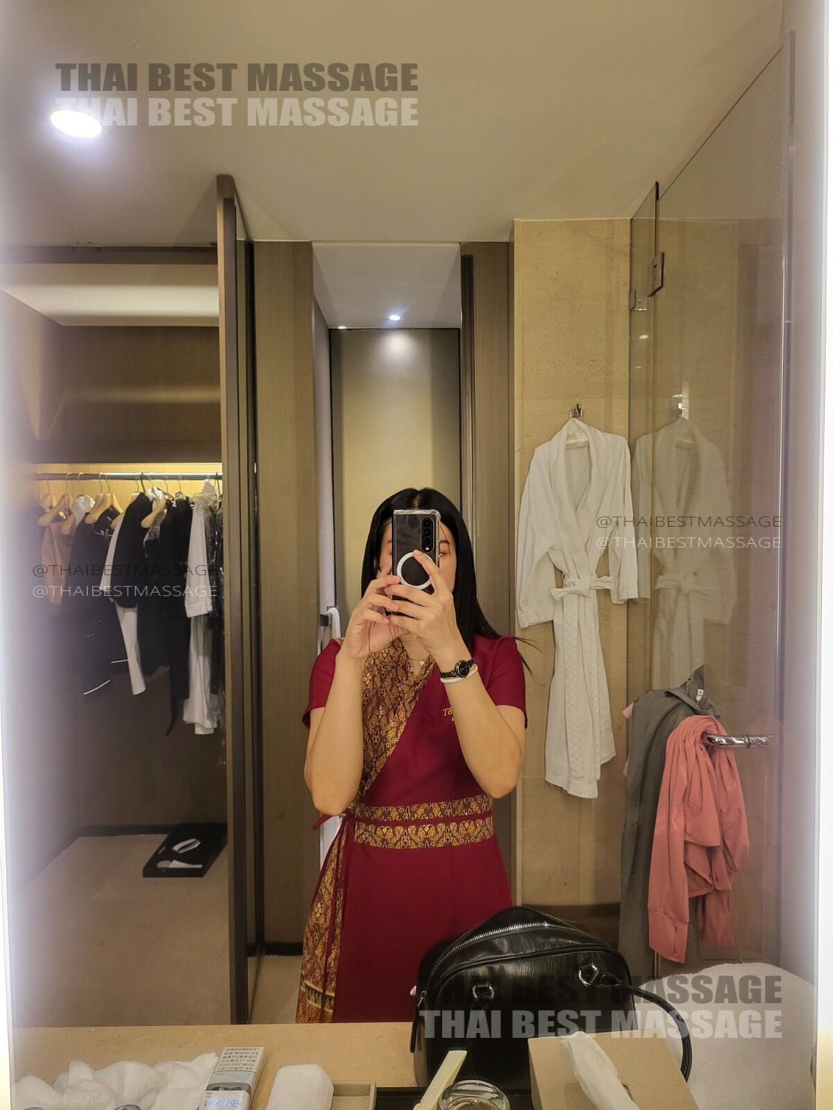 THAI BEST MASSAGEのセラピスト、プリアオがマッサージの準備をしている様子