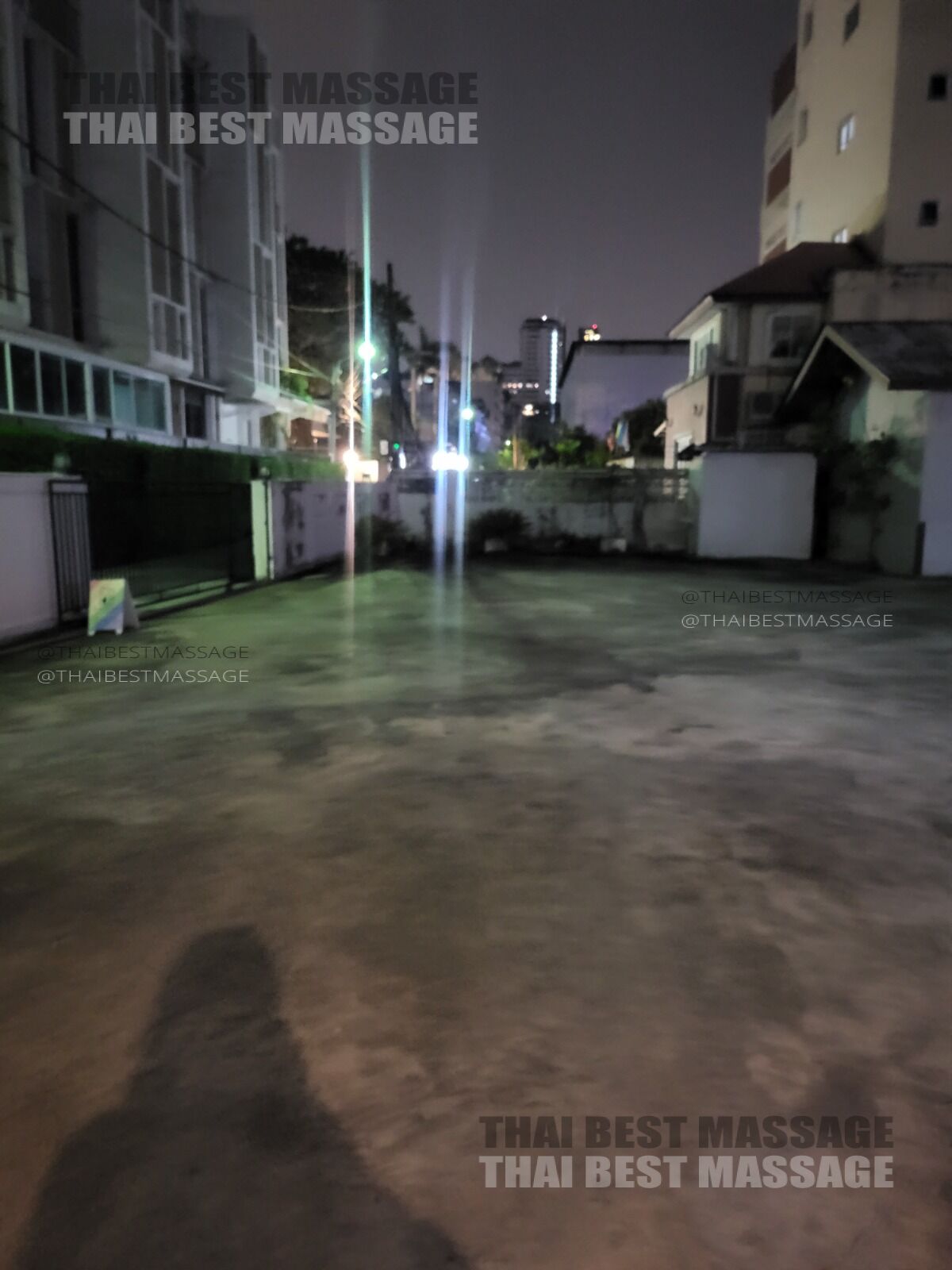 방콕 모바일 마사지 서비스를 위해 준비된 아로마 오일과 깨끗한 수건