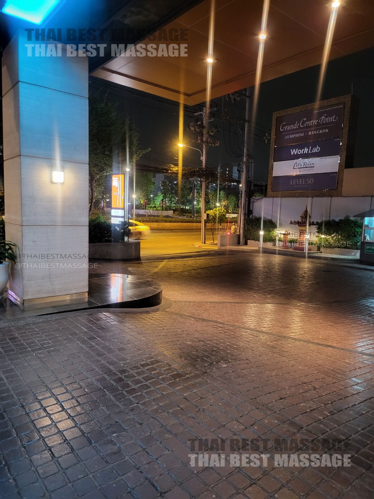 테라피스트 Preaw가 방콕에서 만족한 고객에게 2시간 오일 마사지를 제공하는 모습