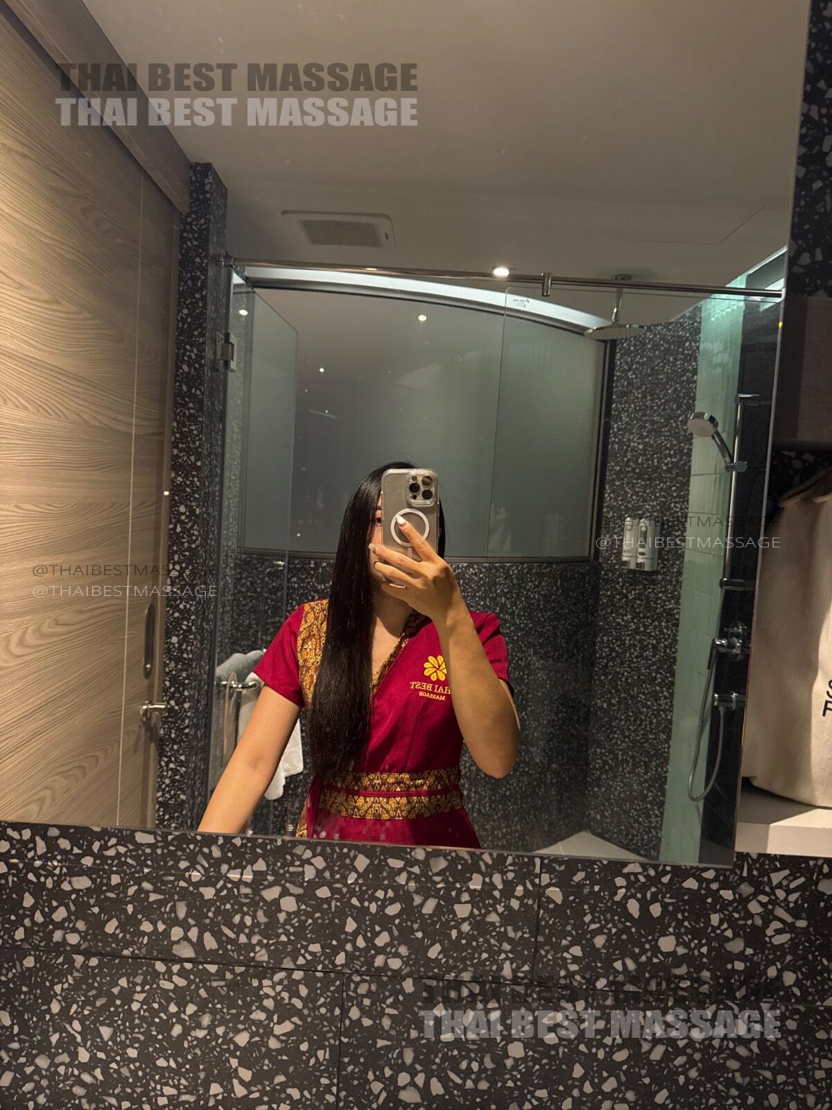 Therapist Apple ready to begin a professional oil massage at Seekers Finders Rama Iv Hotel