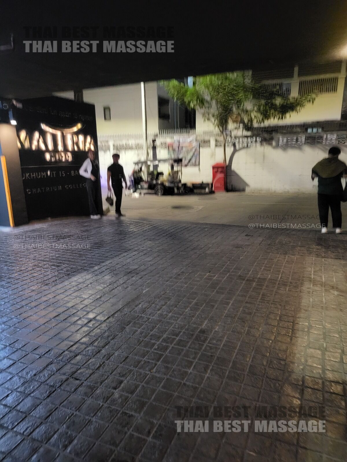 THAI BEST MASSAGE 테라피스트가 방콕에서 오일 마사지 서비스를 제공하는 클로즈업 이미지.