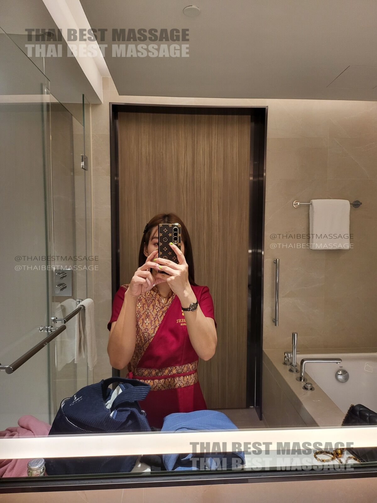 THAI BEST MASSAGE 테라피스트가 방콕의 럭셔리 호텔에 도착하는 모습