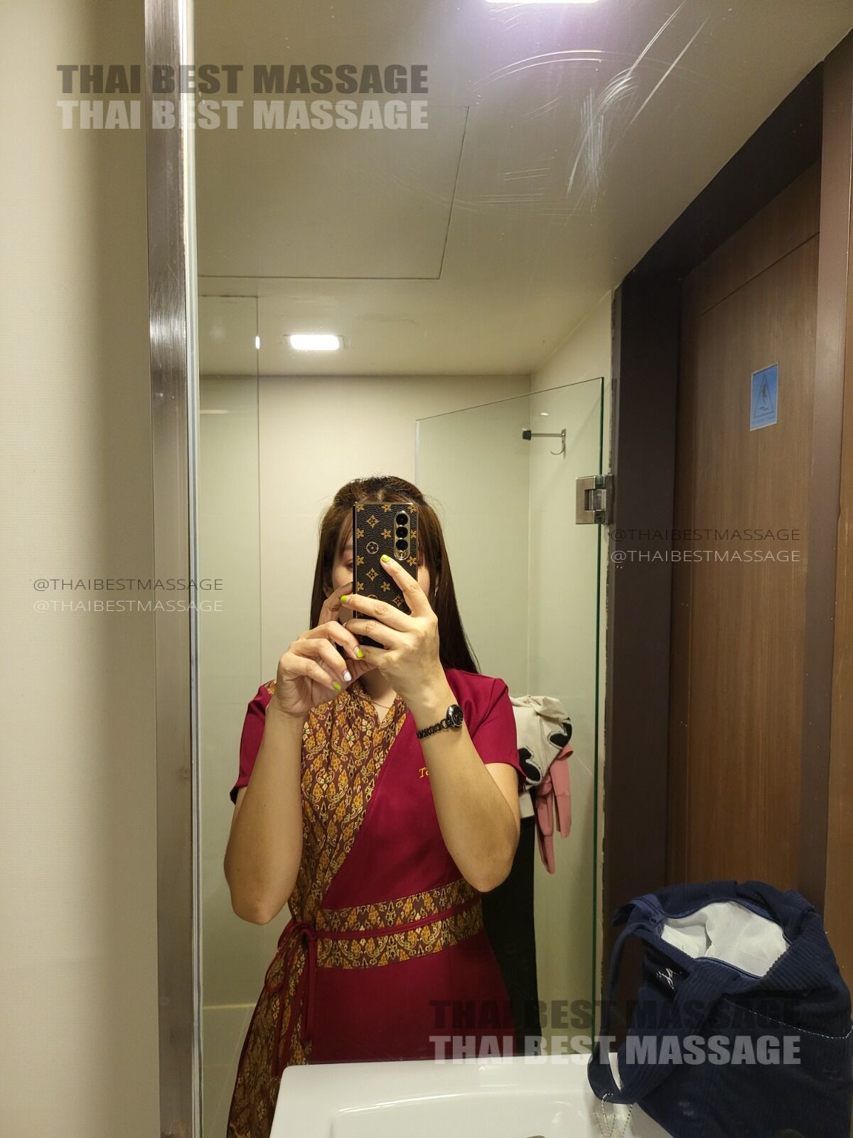 THAI BEST MASSAGE 치료사가 마사지 준비 중
