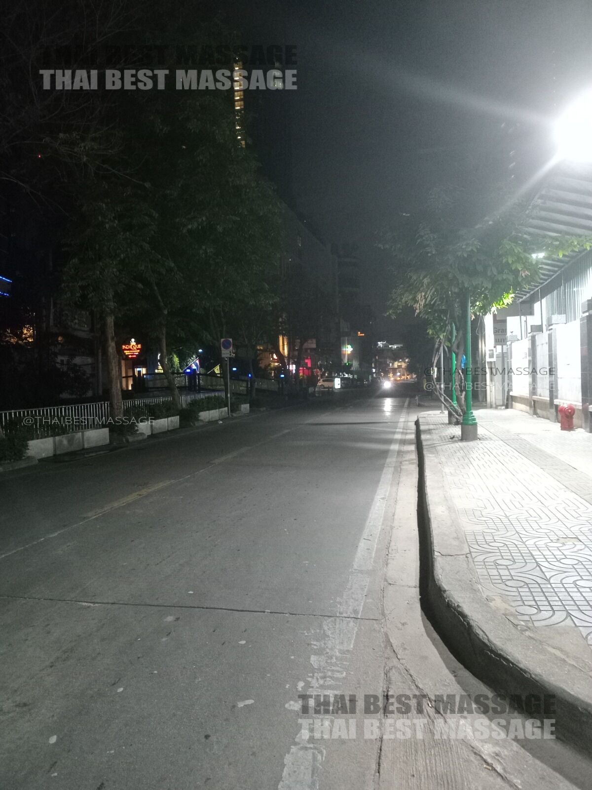 在客人床上的放鬆精油芳香按摩服務設置