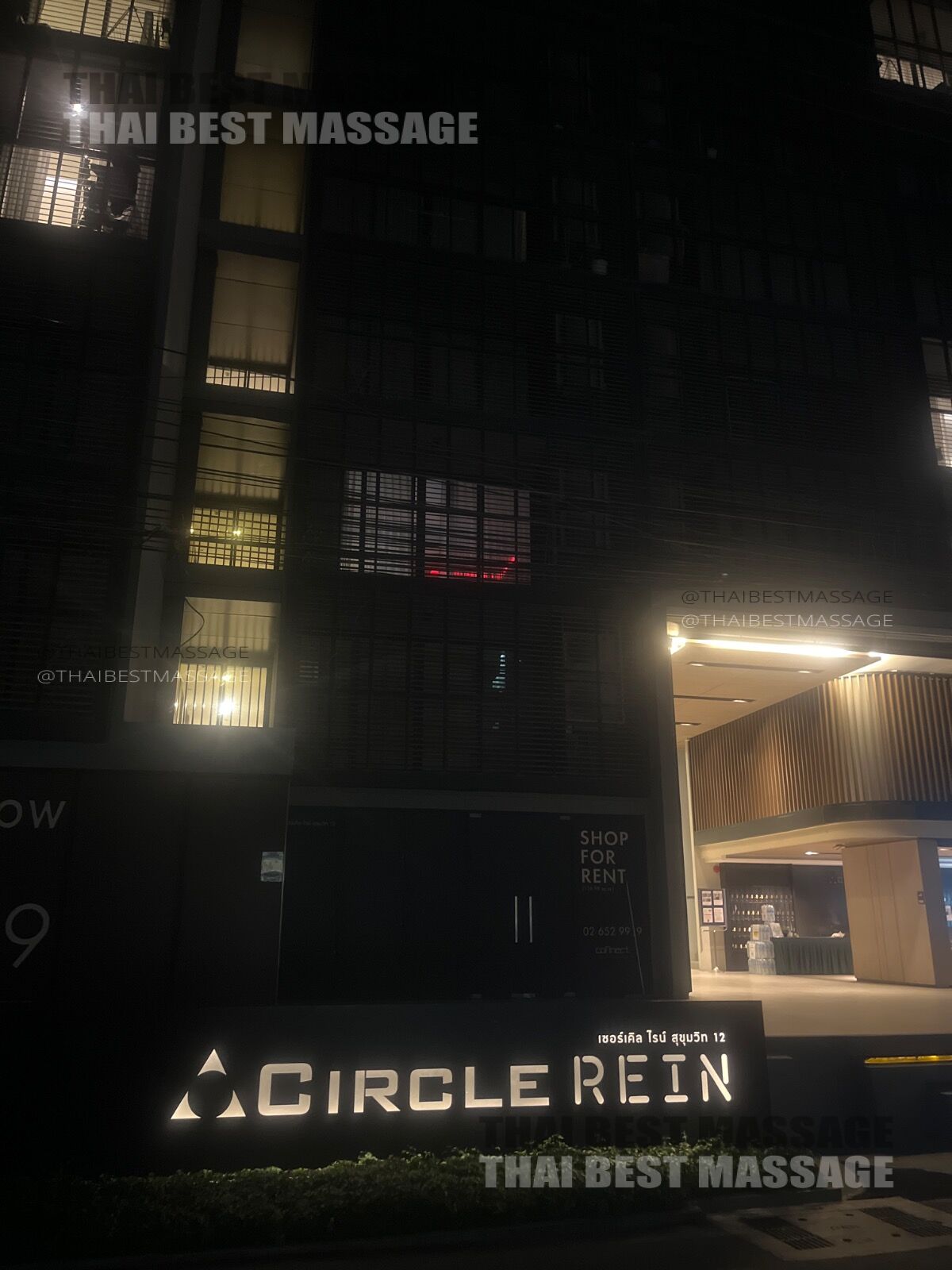 在曼谷提供上門油壓按摩服務的床上設置的專業按摩準備