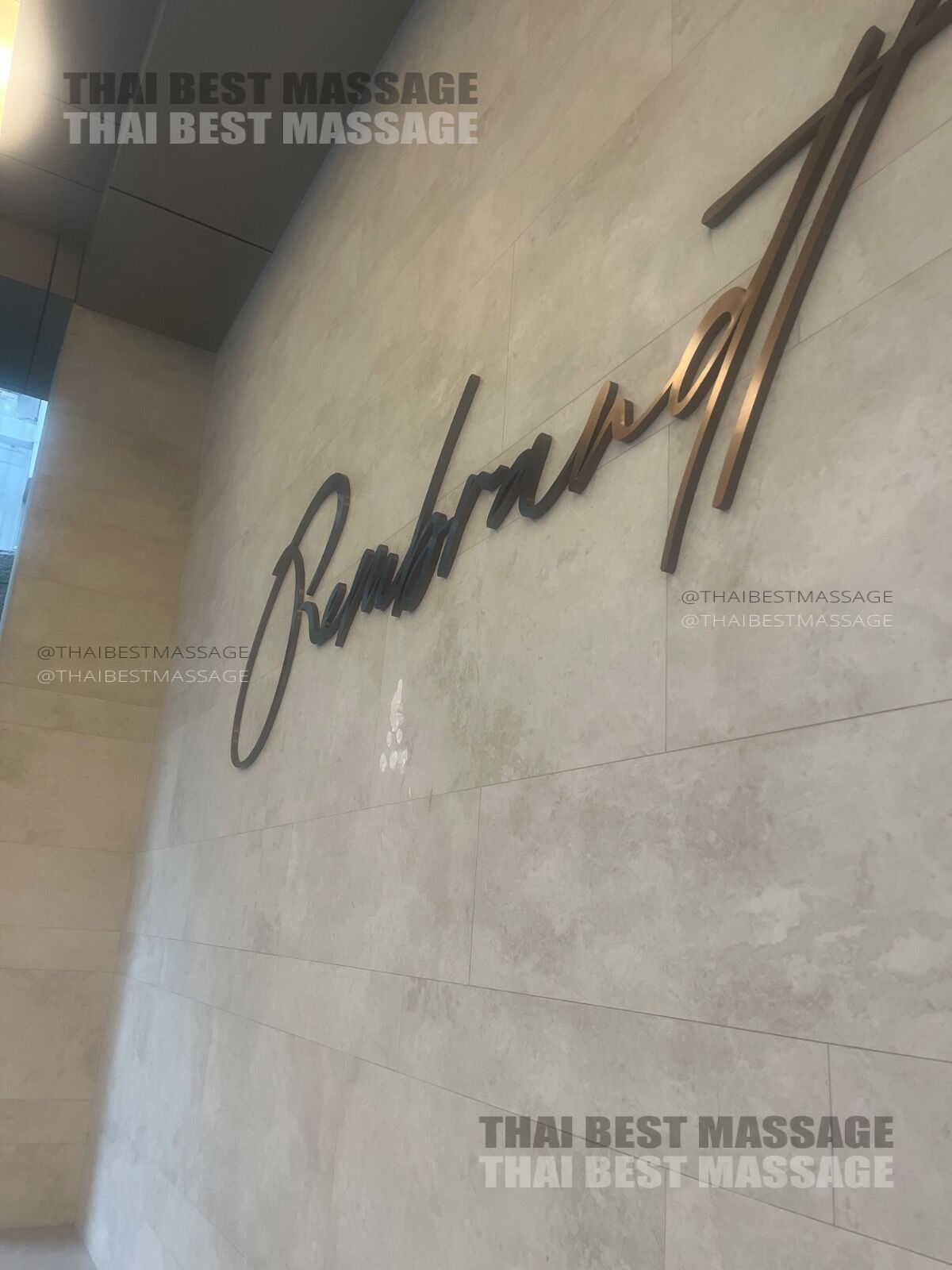 在客戶背部進行精油按摩手法的特寫鏡頭。