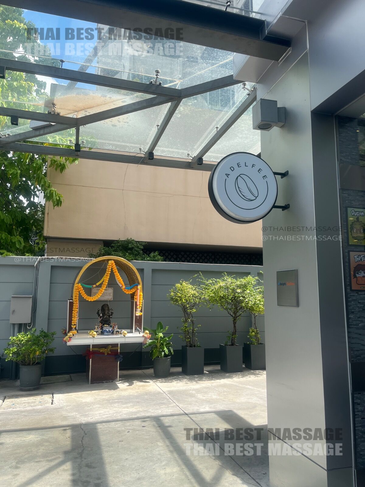 THAI BEST MASSAGE 按摩師 Aria 提供專業精油按摩服務的特寫鏡頭