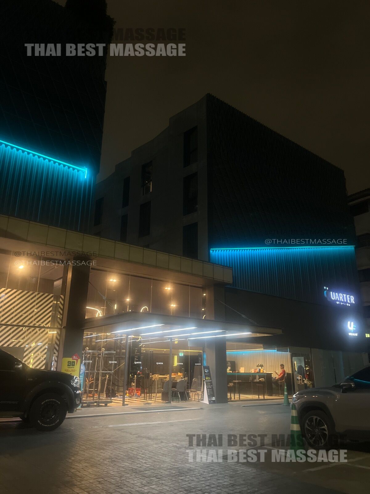 마사지 테라피스트가 고객의 등에 오일 마사지 기술을 수행하는 클로즈업 이미지.