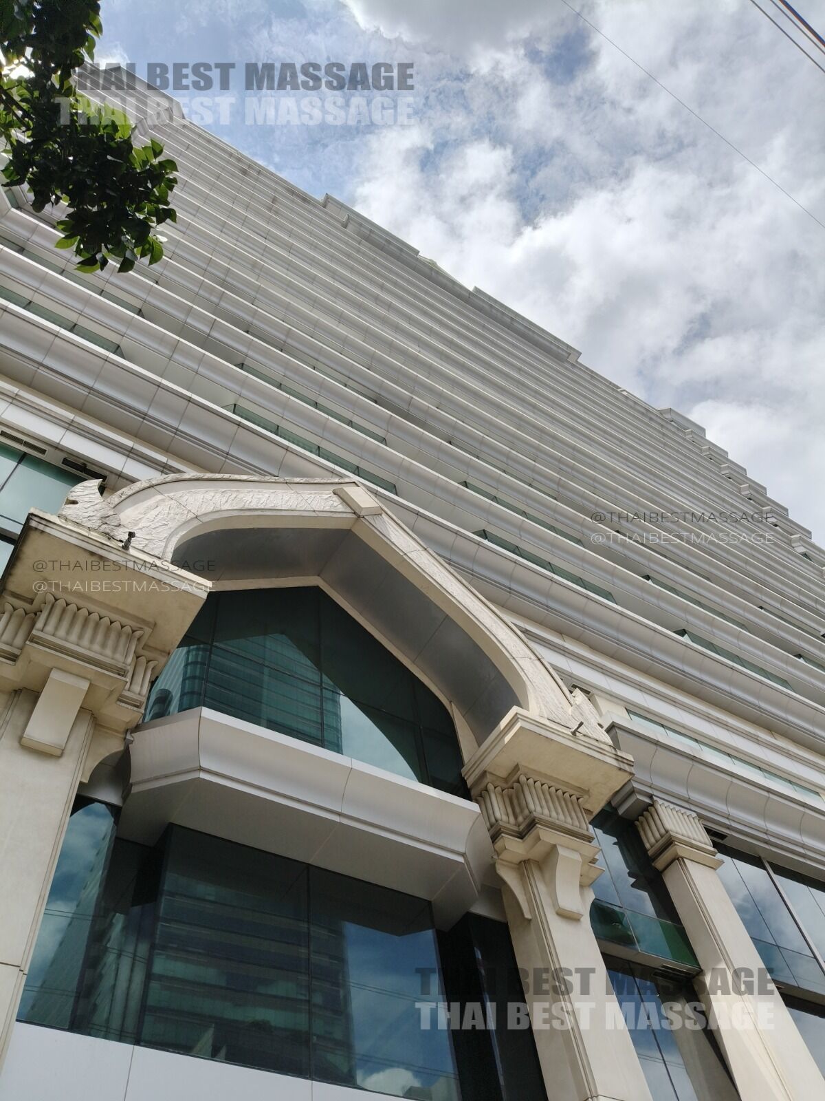 客人在曼谷蘭卡斯特酒店的床上享受專業精油按摩服務。