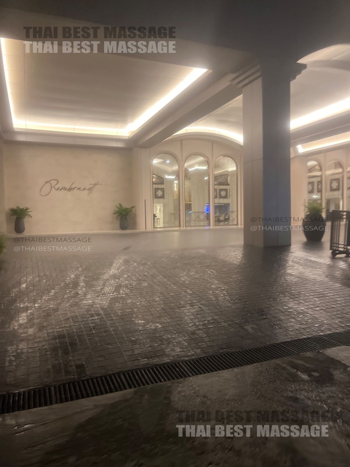 專業上門按摩治療師在曼谷飯店房間準備進行治療