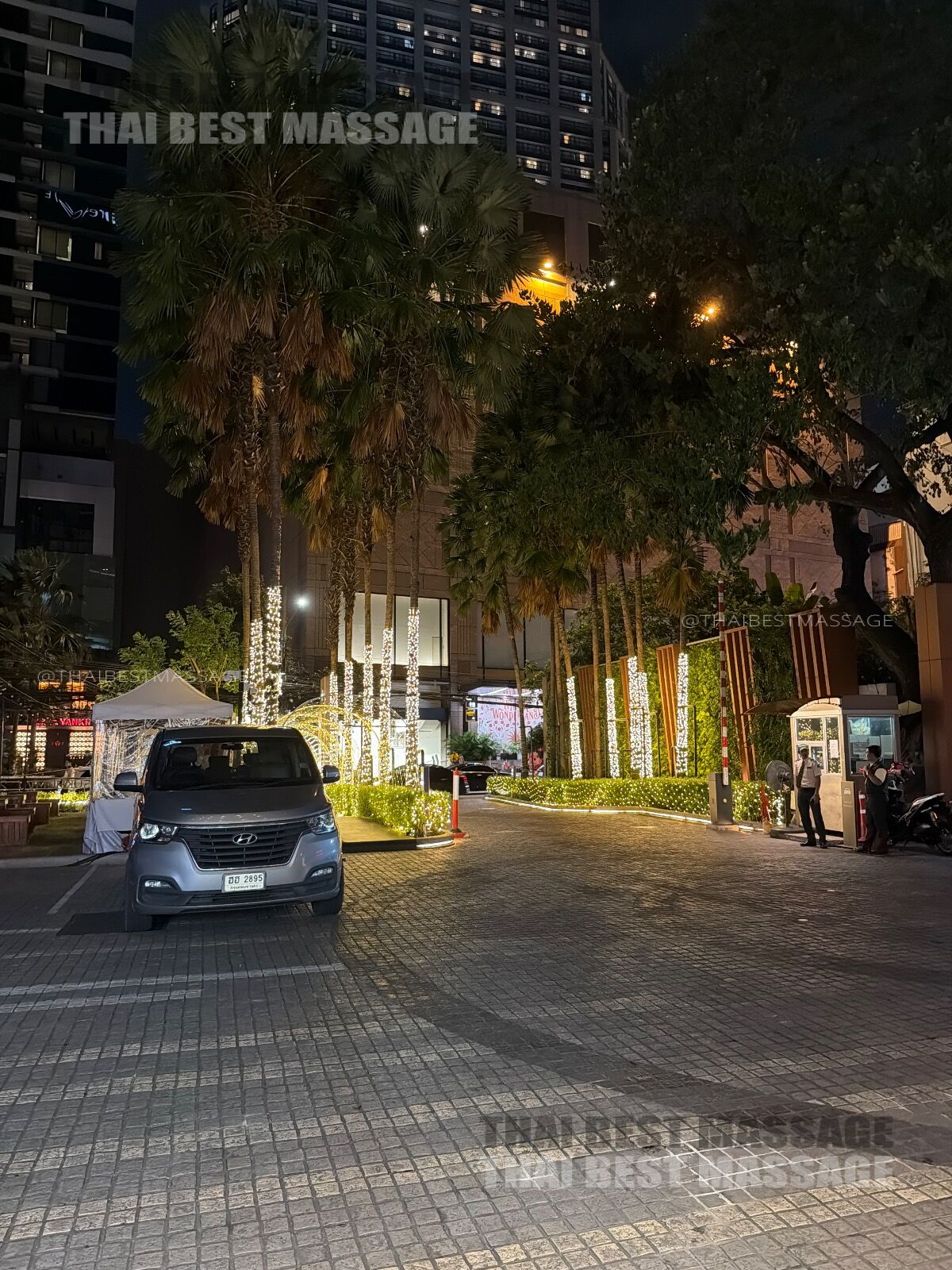 飯店床上正在進行專業泰式按摩療程的特寫鏡頭。